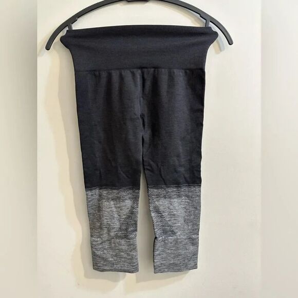 Seamlessly Street Crop Lululemon - Picture 1 of 3